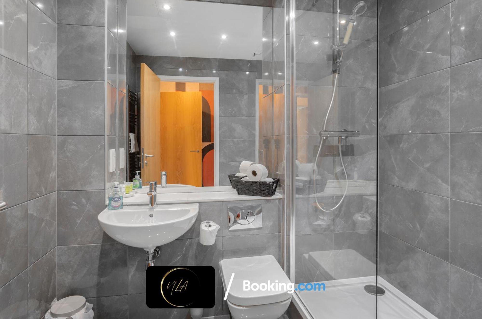 City Centre Apartment With Free Parking, 2 Bathrooms, Netflix And Wifi - Suitable For Contractors And Families - By Noor Luxury Accommodations Birmingham Eksteriør billede