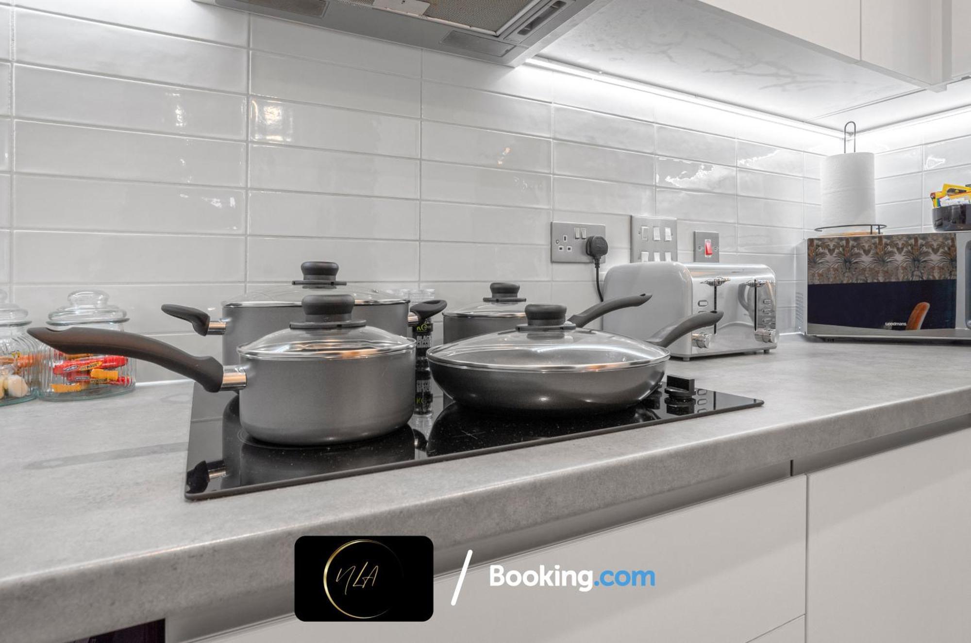 City Centre Apartment With Free Parking, 2 Bathrooms, Netflix And Wifi - Suitable For Contractors And Families - By Noor Luxury Accommodations Birmingham Eksteriør billede